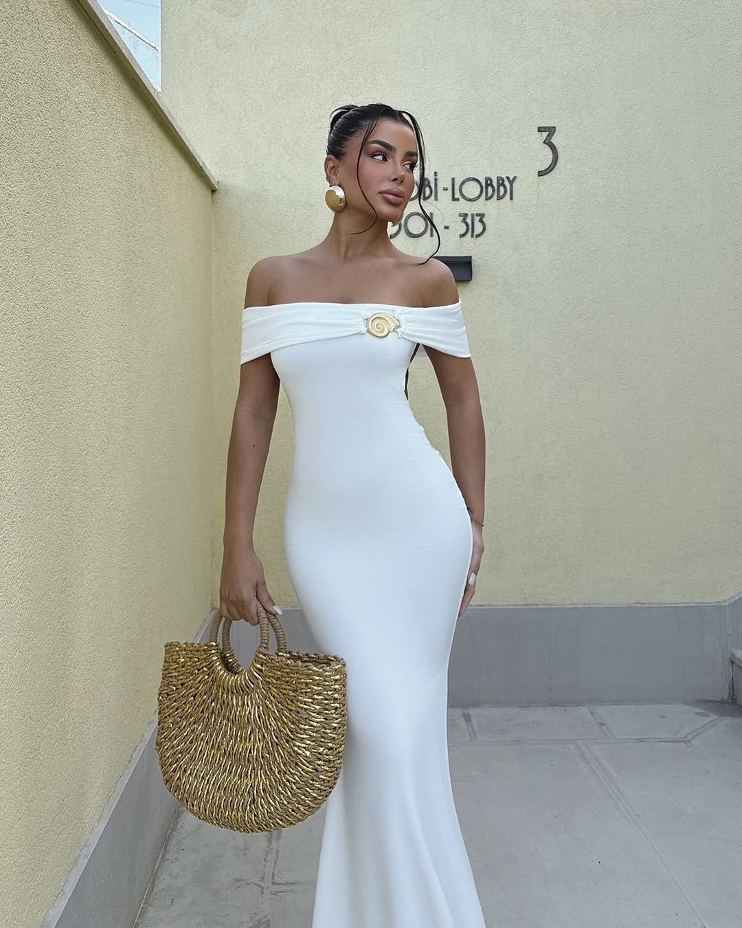 Golden_hour_glow_and_goddess_energy_in_white.Simplicity_always_speaks_volumes.Product_Code-Ate-2563.jpg